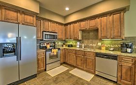 Inviting Branson Condo With Outdoor Dining Area